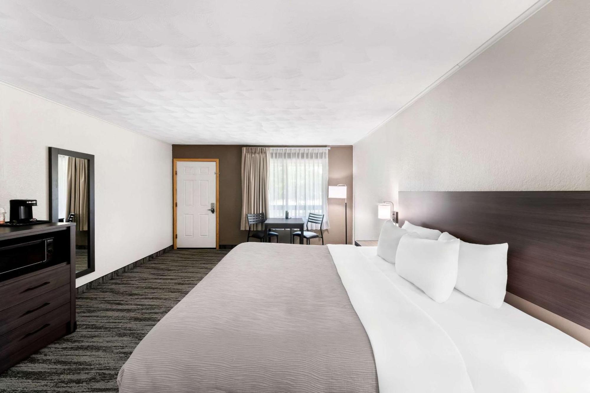 Hotel Econo Inn&suites Munising Area 2*